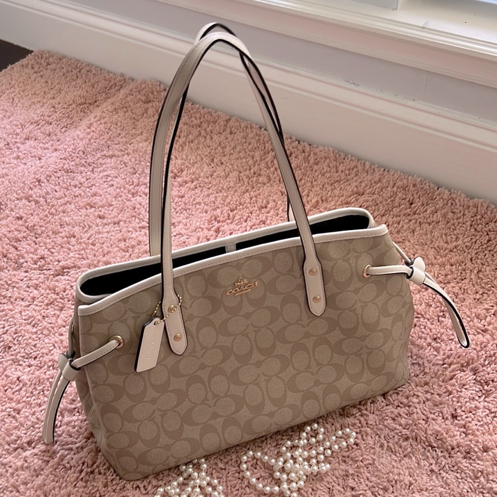 Coach medium tote bag in excellent condition
